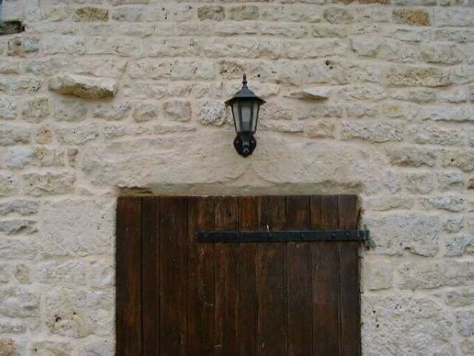 Logis, façade antérieure, porte d'entrée, détail du linteau en accolade.