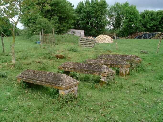 Cimetière privé protestant avec quatre tombes de la famille Foucher, la plus ancienne date de 1846, vue prise du sud-est.