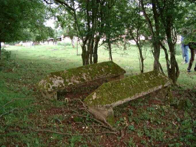 Cimetière privé protestant dans le bosquet avec deux tombes de la famille Foucher.