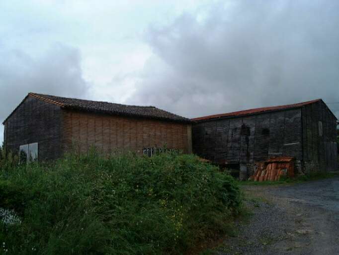 La Poupaudière, dépendances à l'ouest de la cour, hangar en lattis de châtaignier et moëllons, transformé en dépendance de logement (grange-étable), parcelle 1949 C2 352, vue prise de l'est.