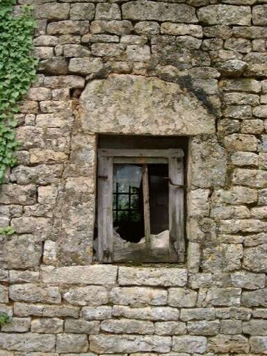 Ancien logis en ruines, élévation postérieure nord, détail de la baie de la pièce avec cheminée.