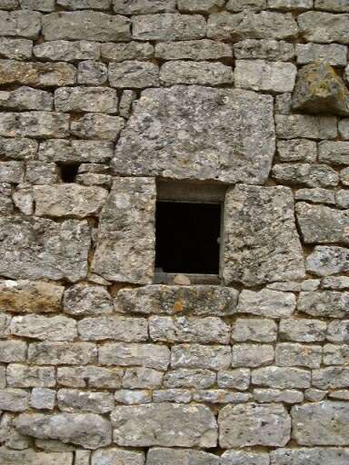 Ancien logis et dépendances en ruines, élévation postérieure nord, détail de la première baie de la dépendance à droite du logis.