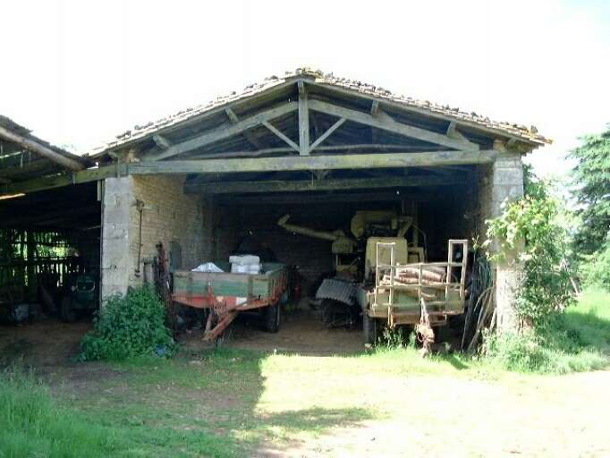 Hangar situé au nord du chemin vicinal n°9 dépendant probablement de la ferme, vue prise du nord.