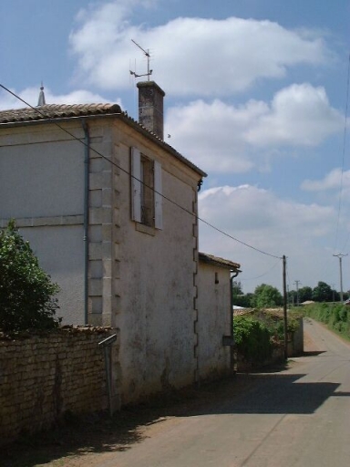 Logis principal et secondaire accolés, élévations latérales sur le chemin, vue prise du nord-est.