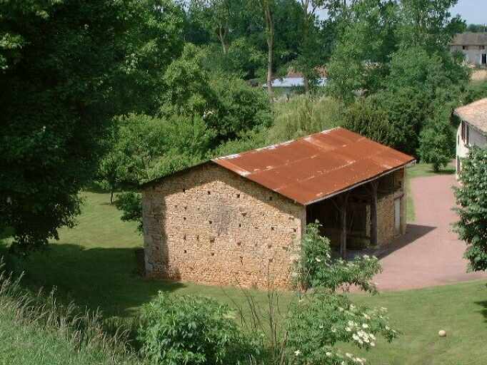 Dépendances, hangar, vue prise depuis le pont sur la voie ferrée au sud.