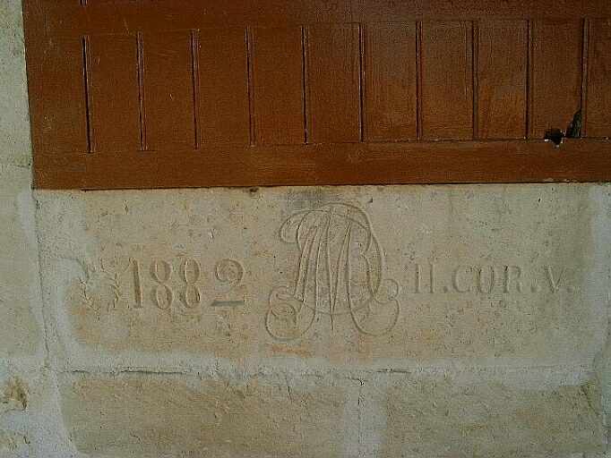 Maison de plaisance, élévation antérieure, fenêtre gauche, détail de l'appui daté 1882 récupéré sur la première maison.