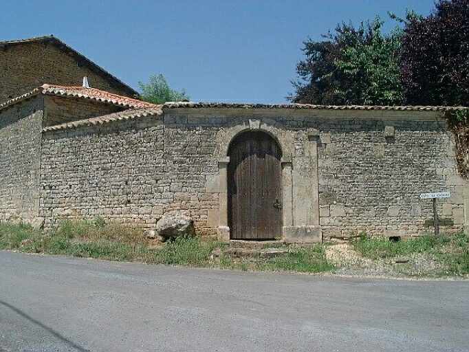 Mur de clôture, porte piétonne et porte charretière condamnée, vue prise du sud-ouest.