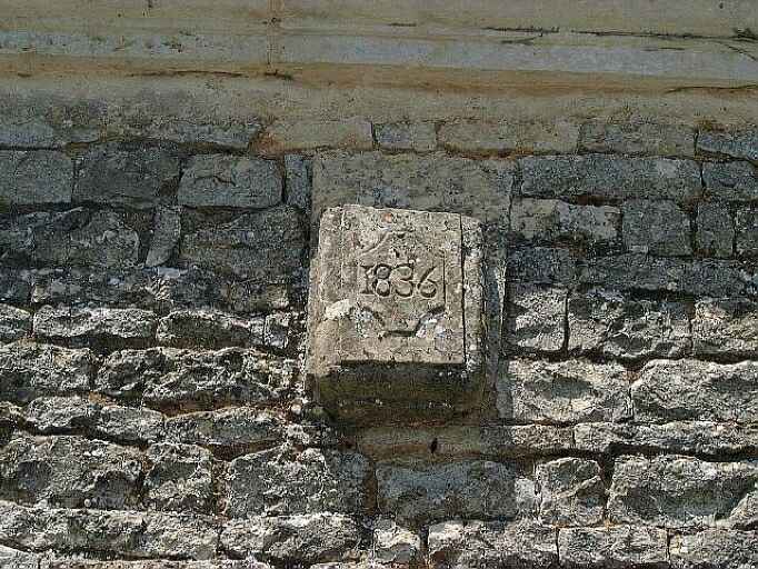 Porte charretière condamnée, détail de la clef datée réemployée dans la maçonnerie.