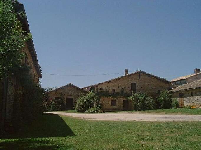 Ancienne ferme, logis et dépendances, vue prise du sud.