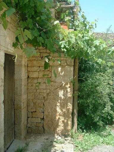 Ancien logis, élévation antérieure, détail de la porte d'entrée et de l'escalier accolé à la façade.