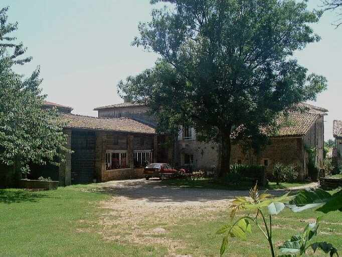 Nouveaux logis et dépendances, élévations postérieures des logis, élévation antérieure du hangar avec piliers en pierre, vue prise du nord-est.