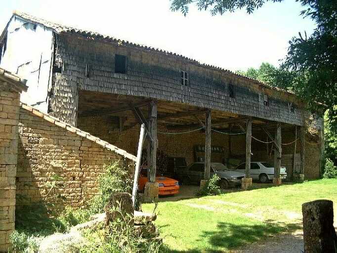 Dépendances des nouveaux logis, hangar et séchoir avec poteaux en bois, élévation antérieure, vue prise du sud-ouest.