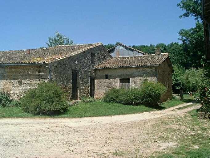 Dépendances des nouveaux logis, four et buanderie, vue d'ensemble, prise du sud-ouest.