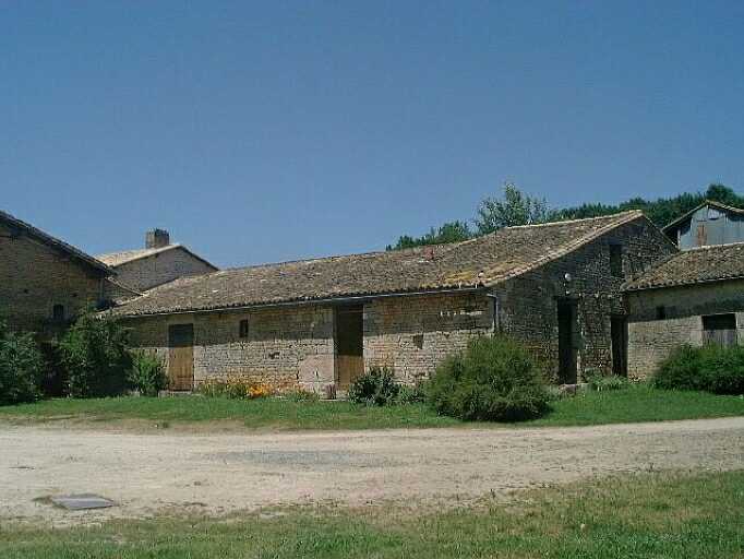 Dépendances des nouveaux logis,étables et toits, vue prise du sud-ouest.