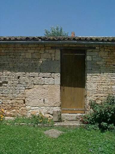 Dépendances des nouveaux logis, étables et toits, élévation antérieure, détail de la porte droite, à remarquer l'énorme pierre de l'encadrement.