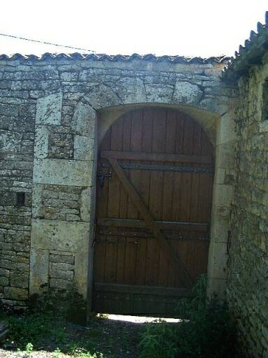 Porte piétonne, vue de l'intérieur de la ferme, détail.