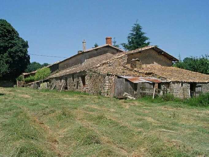 Logis et dépendances, vue prise du nord-ouest.