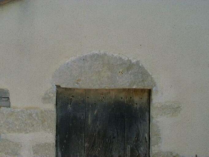 L'ancien logis, élévation antérieure, détail du linteau surmontant la porte d'entrée.