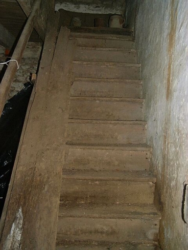 L'ancien logis, intérieur, pièce de gauche, détail de l'escalier en bois conduisant au comble à surcroît.