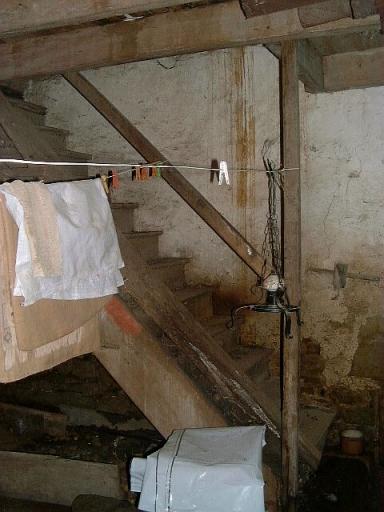 L'ancien logis, intérieur, pièce gauche, profil de l'escalier en bois conduisant au comble à surcroît.