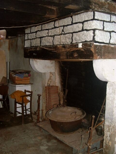 L'ancien logis, intérieur, pièce droite, vue de la cheminée.