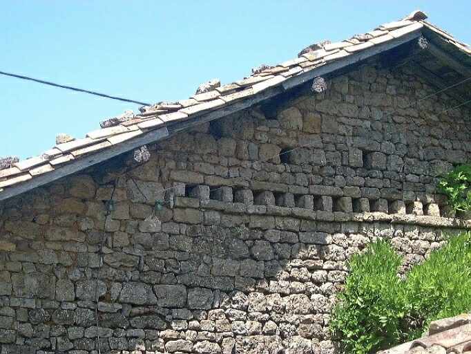 Dépendances, grange-étable, élévation antérieure, vue prise du sud-ouest, détail de la mise en oeuvre et des trous de boulins.