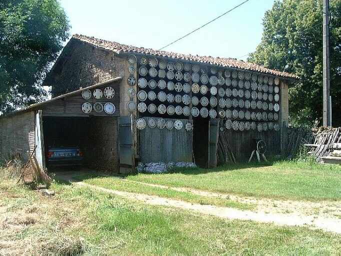 Dépendances, hangar d'un routier collectionneur d'enjoliveurs, vue prise du sud-est.