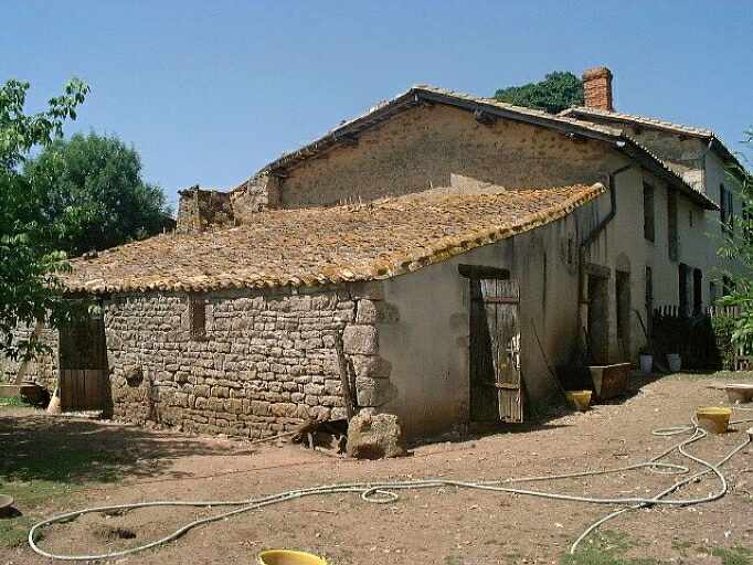 Dépendances et communs, four et poulailler accolés à l'ancien logis, vue prise du sud-ouest.