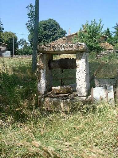 Puits situé à l'ouest de la ferme.