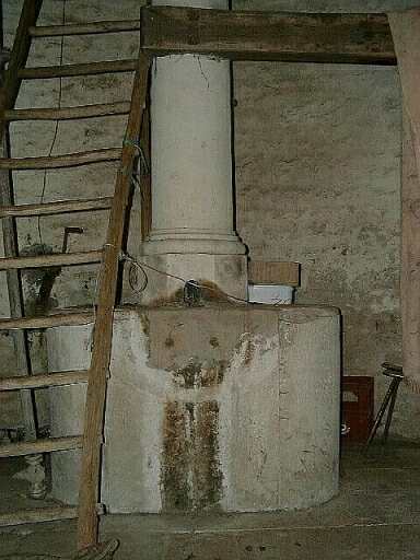 Château d'eau, rez-de-chaussée, détail du massif supportant la colonne qui traverse les deux niveaux pour soutenir la cuve au deuxième étage
