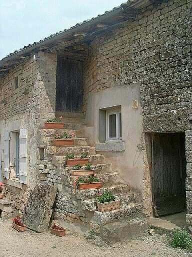 Logis, élévation antérieure, escalier accolé à l'ancien logis, vue prise de l'est.