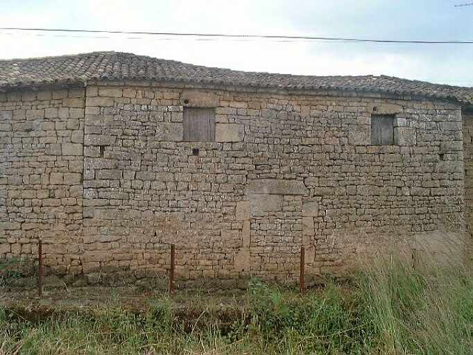 Ancien logis, actuellement dépendance agricole, élévation postérieure, vue prise du nord.