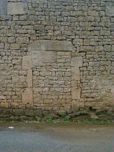 Ancien logis, actuellement dépendance agricole, élévation sur rue, détail de la porte murée à encadrement chanfreiné, vue prise du nord.