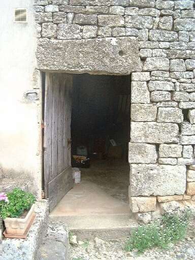 Ecuries, élévation antérieure, détail de porte d'entrée surmontée d'un linteau monolithe.