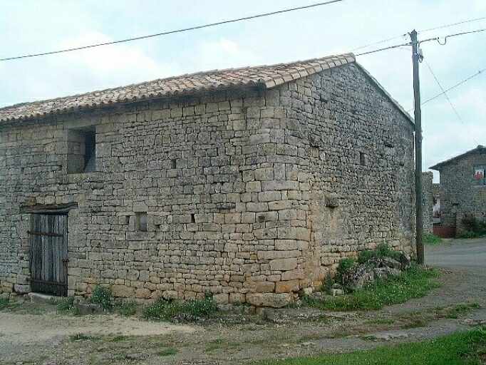 Ecuries, élévations antérieure et latérale droite, vue prise du sud-est.