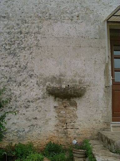 Logis de la seconde moitié du 19e siècle, élévation antérieure, détail de la pierre d'évier, vue prise du sud.