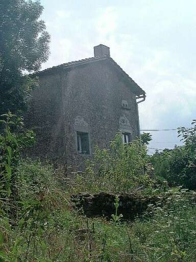 Logis du dernier quart du 19e siècle, élévation latérale gauche avec deux trous de boulins, vue prise du sud-ouest.