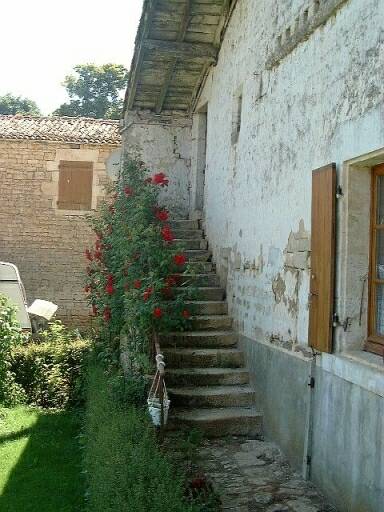 Logis, élévation antérieure, escalier accolé conduisant au comble à surcroît, vue prise du nord.