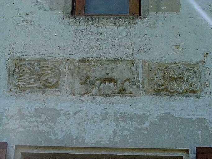 Logis, élévation antérieure, détail du décor sculpté situé au-dessus de la baie de droite du rez-de-chaussée.