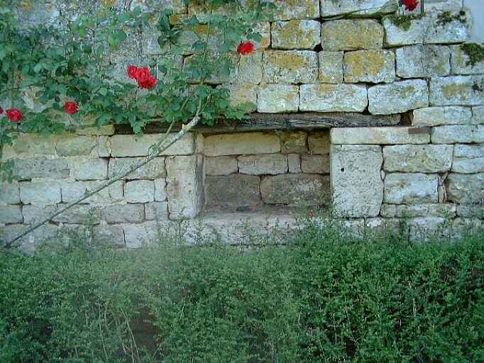 Logis, élévation antérieure, détail de la niche aménagée dans l'escalier en pierre, au niveau du rez-de-chaussé.