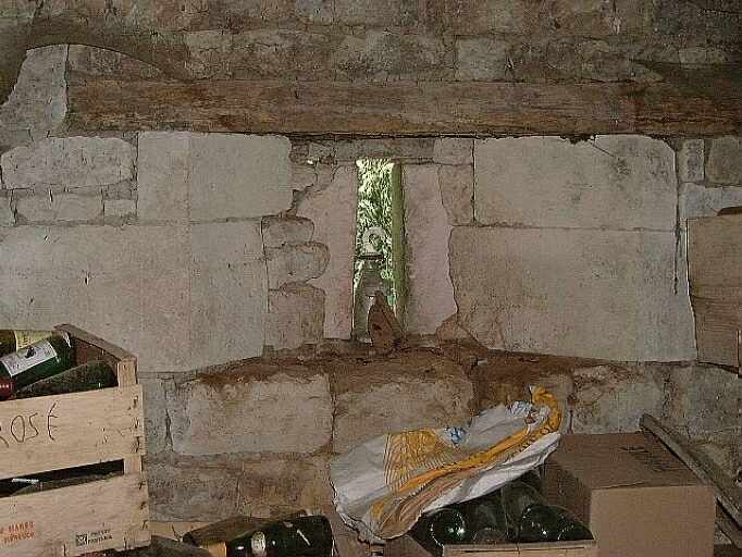 Logis, intérieur, cave, détail d'une baie.