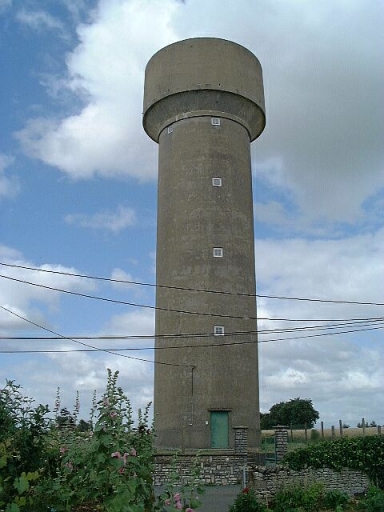 Elévation antérieure avec porte métallique, travée de trois baies et niveau sous cuve éclairé par six baies, vue prise du sud.