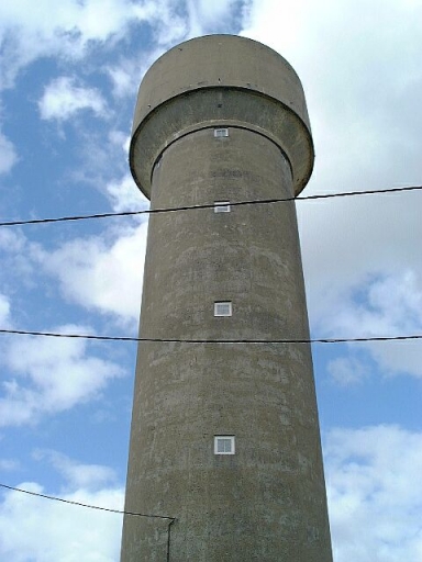 Elévation antérieure, vue en contre-plongée avec cuve sans larmier supérieur.