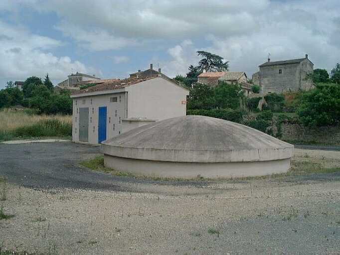 Station de pompage, vue d'ensemble : bâtiment des pompes et réservoir, vue prise de l'ouest.