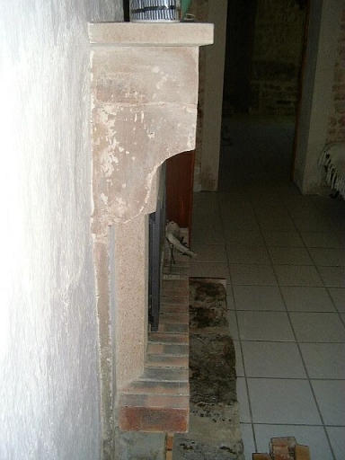Logis de l'ouest, intérieur, rez-de-chaussée, pièce de gauche, profil de la cheminée.