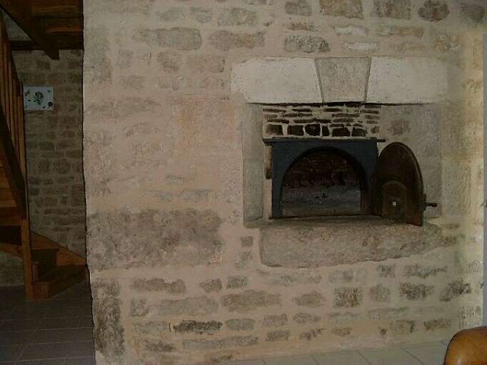 Logis de l'ouest, intérieur, rez-de-chaussée, pièce de droite, détail de l'entrée du four à pain.