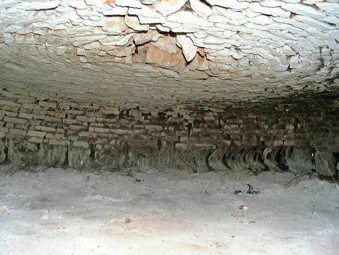 Four à pain situé dans la pièce droite du logis de l'ouest, la chambre de cuisson.