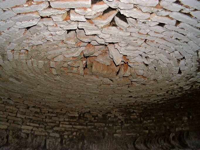 Four à pain situé dans la pièce droite du logis de l'ouest, la chambre de cuisson, détail de la voûte.