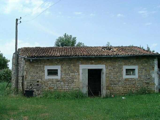 Ecurie isolée, située au sud-ouest de la ferme, élévation antérieure, vue prise de l'est.