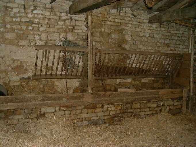 Ecurie isolée, située au sud-ouest de la ferme, intérieur, détail de la mangeoire et du ratelier.
